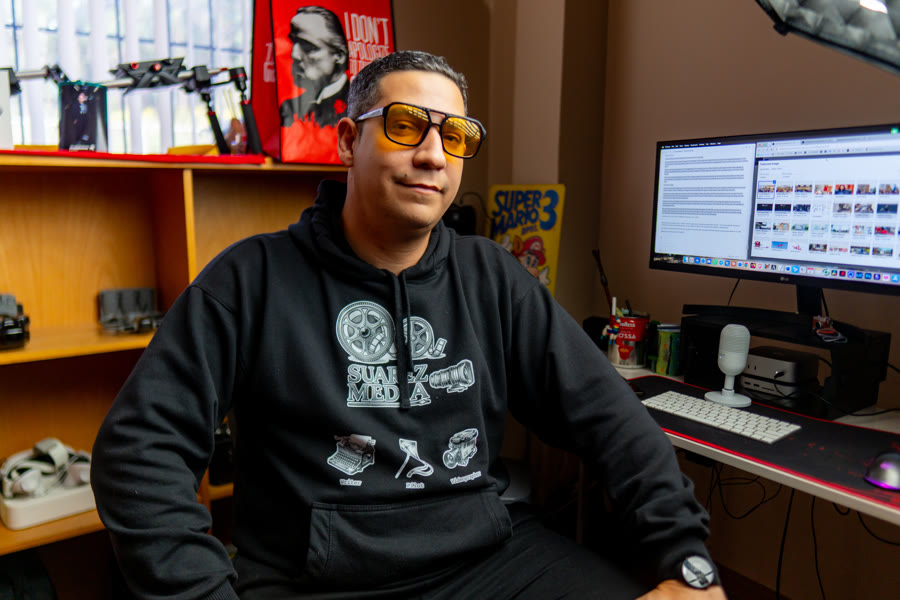 Rafael Suárez en su estudio de edición en Quito